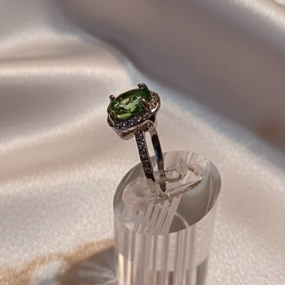 Green Peridot CZ Halo Silver Tone Fashion Ring Size 7 NWOT - Picture 5 of 8